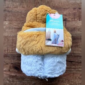 Pillowfort Hooded Cinderella Blanket